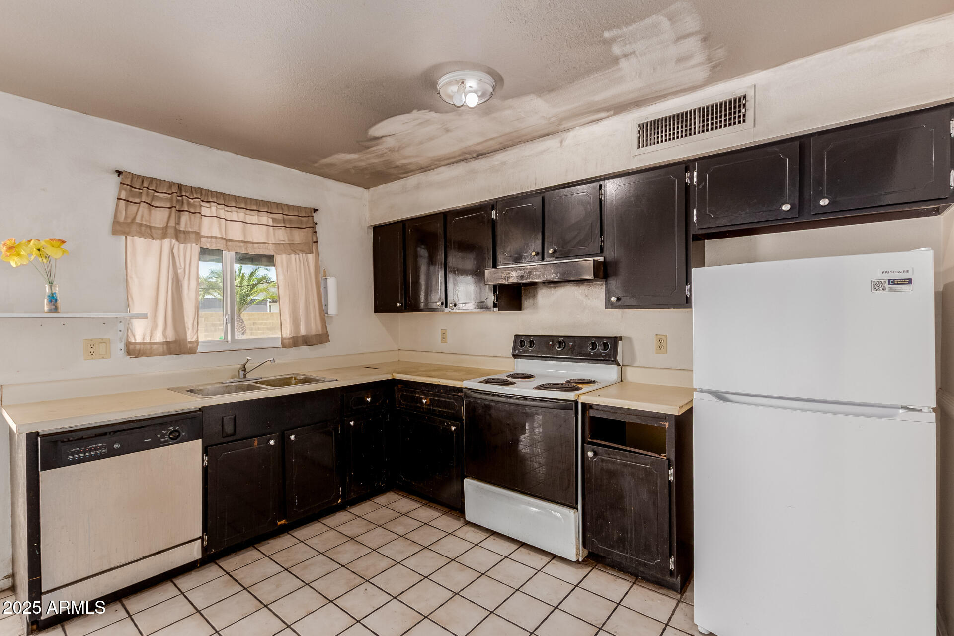 3226 W GROVERS Avenue