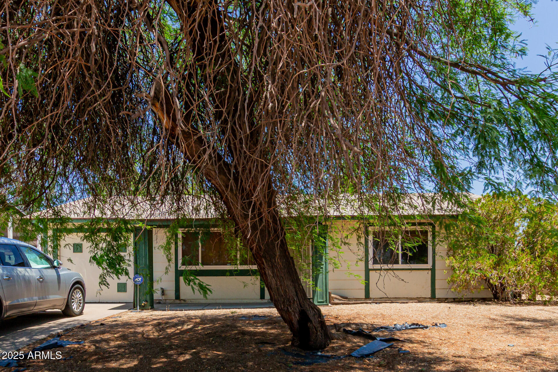 3226 W GROVERS Avenue