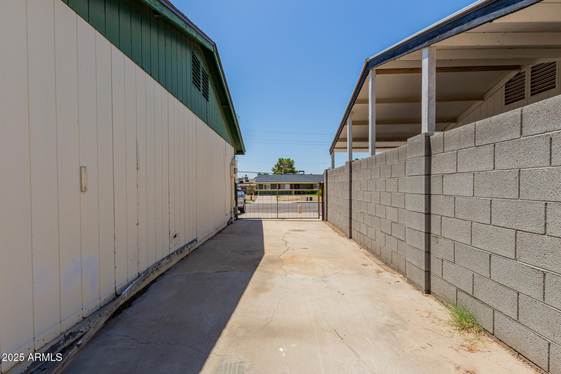 3226 W GROVERS Avenue