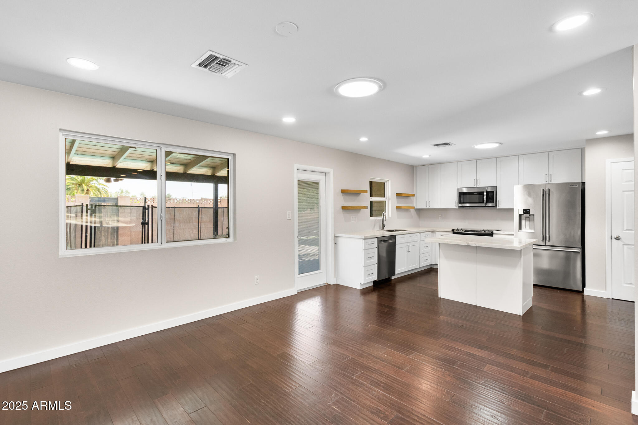 1911 E LAWRENCE Road