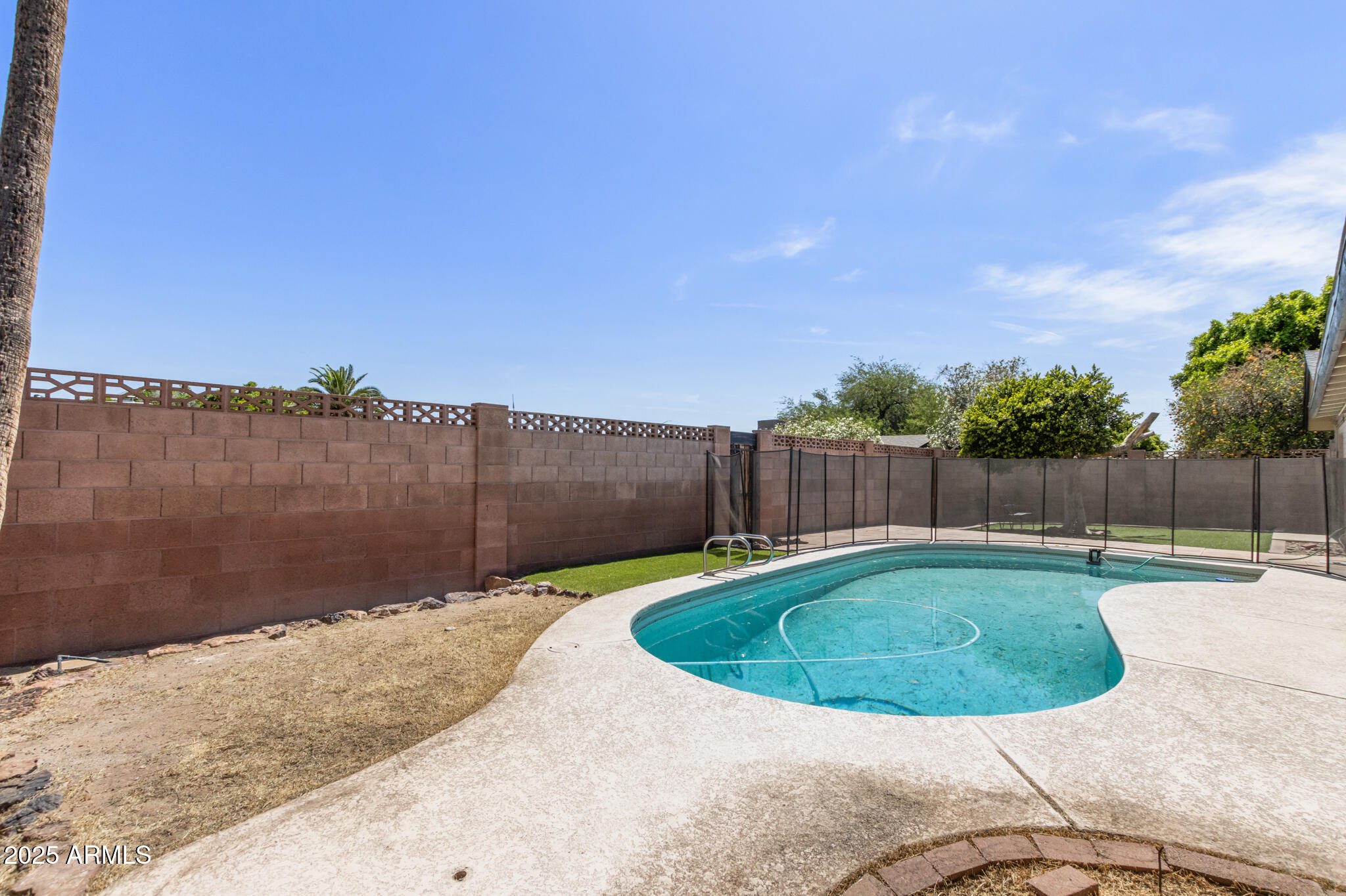 1911 E LAWRENCE Road