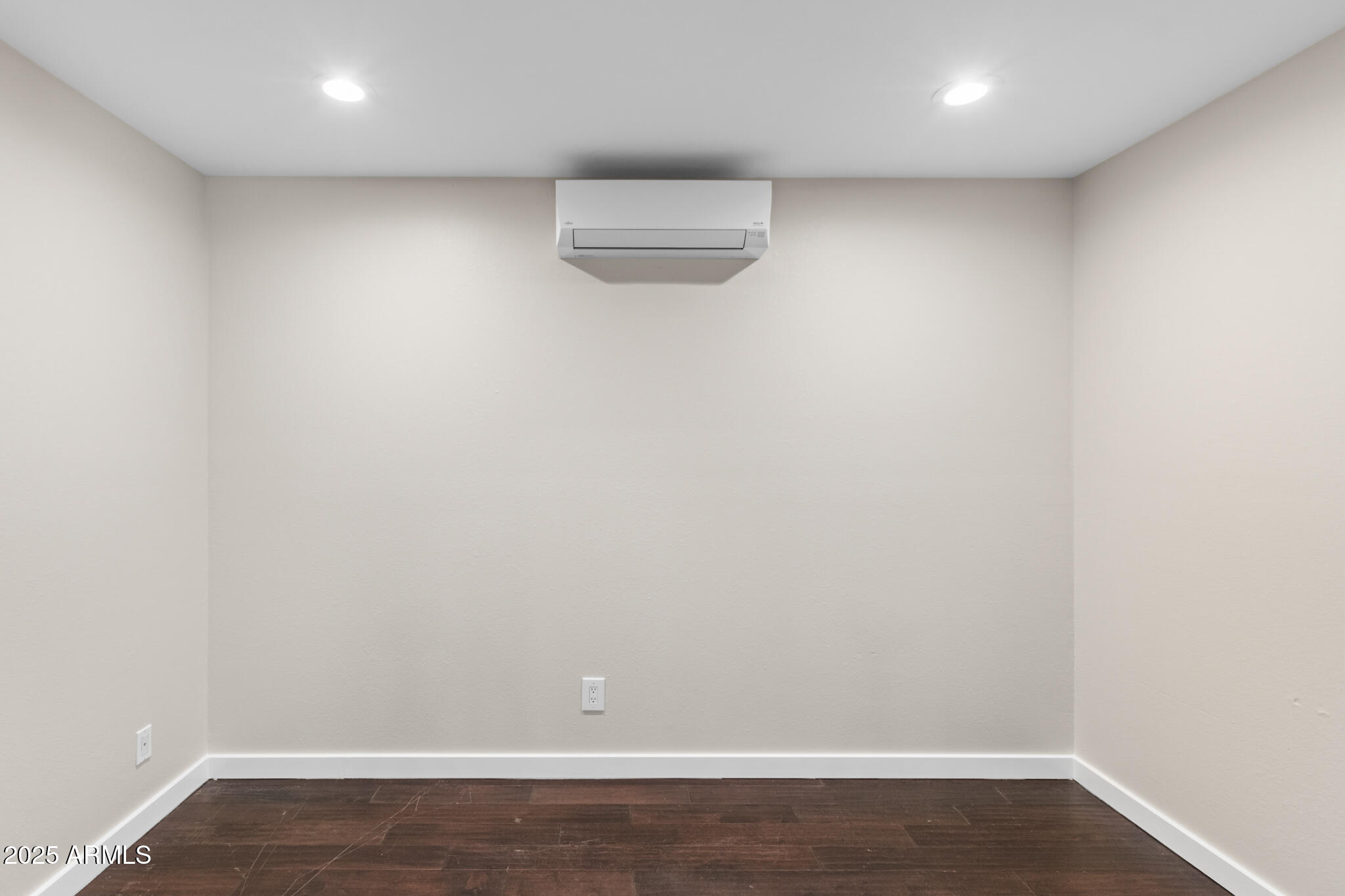 1911 E LAWRENCE Road