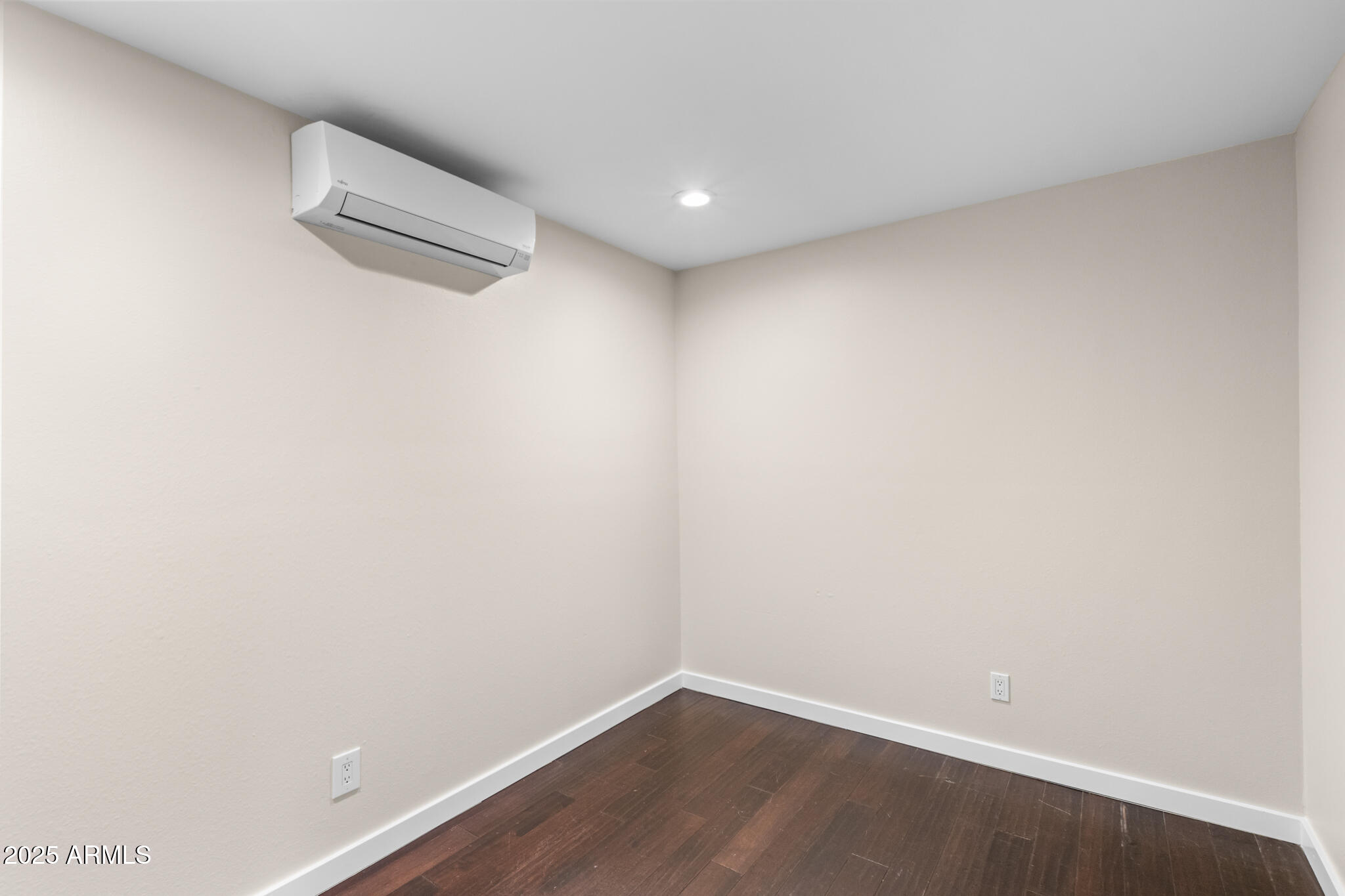 1911 E LAWRENCE Road