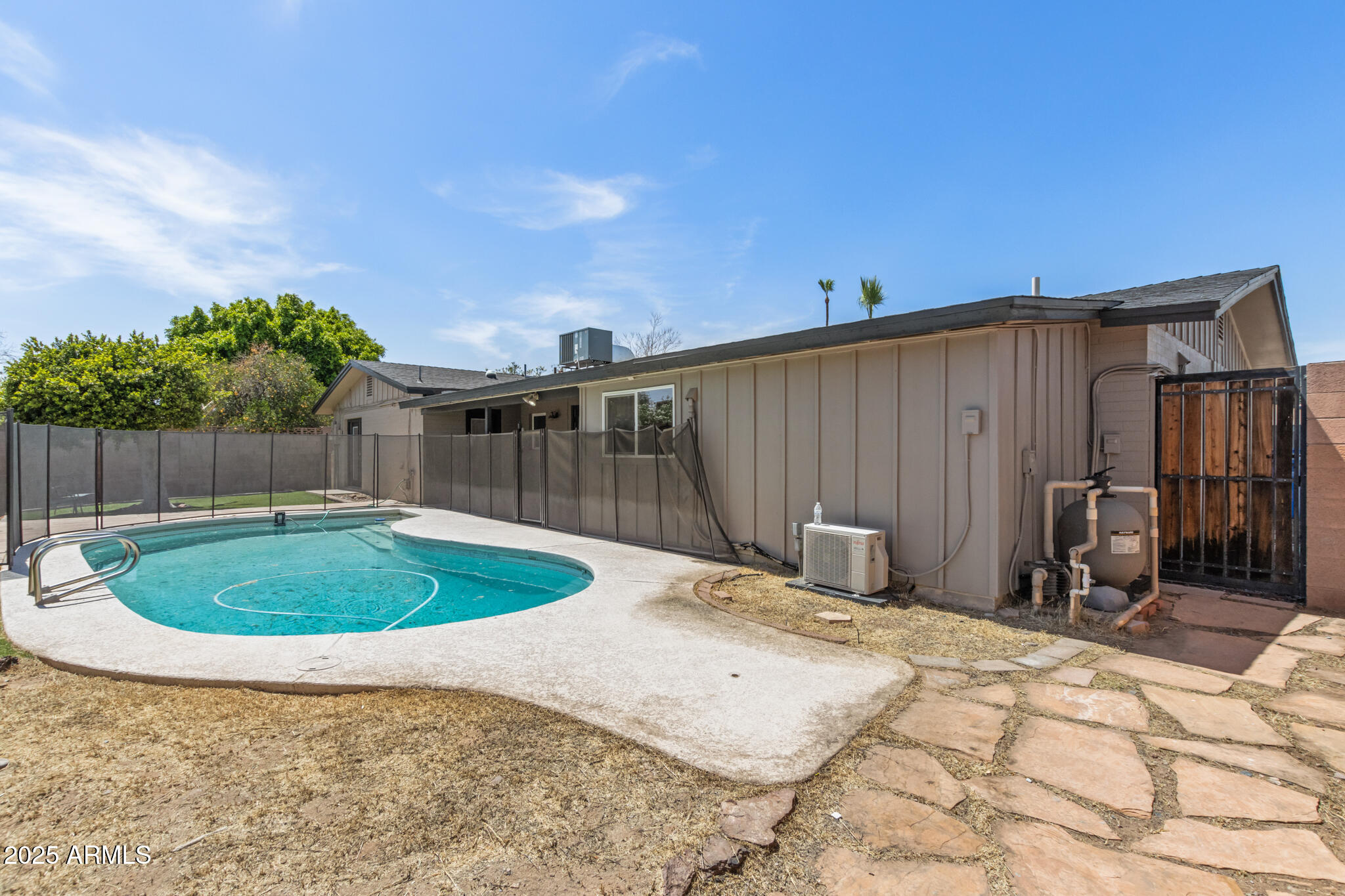 1911 E LAWRENCE Road