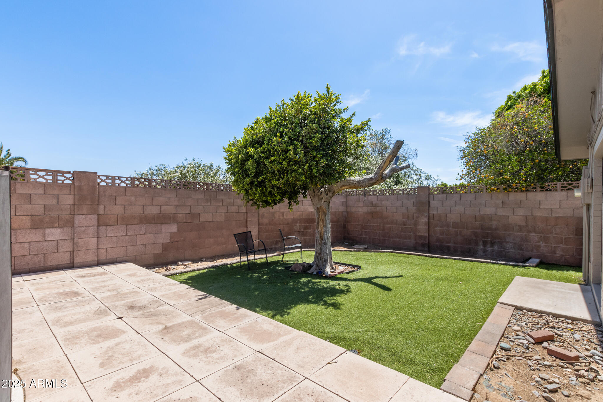 1911 E LAWRENCE Road