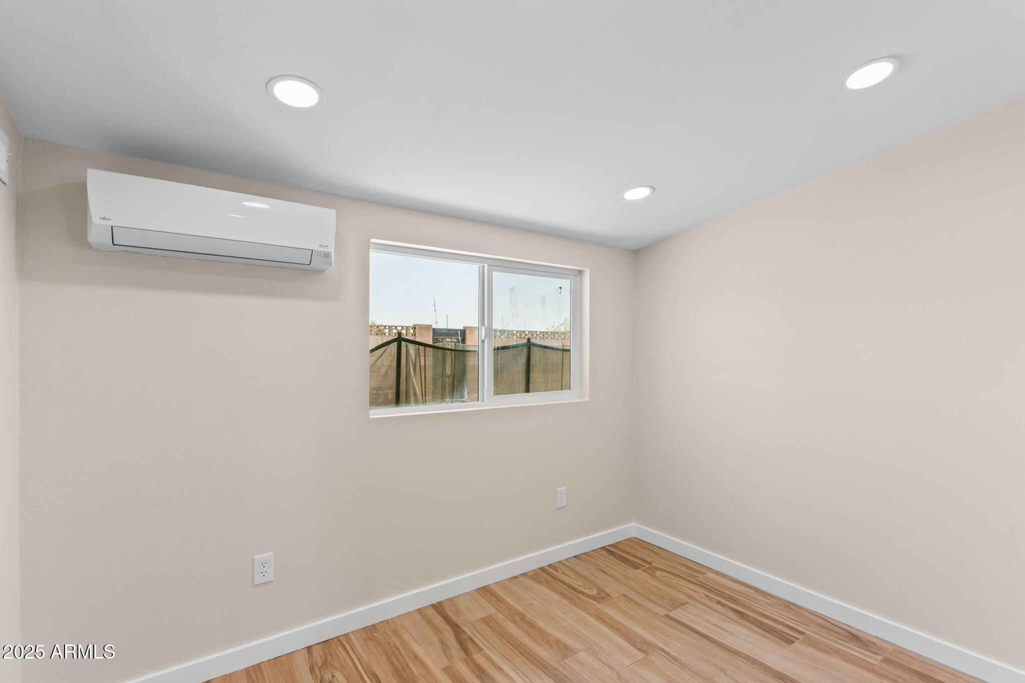 1911 E LAWRENCE Road