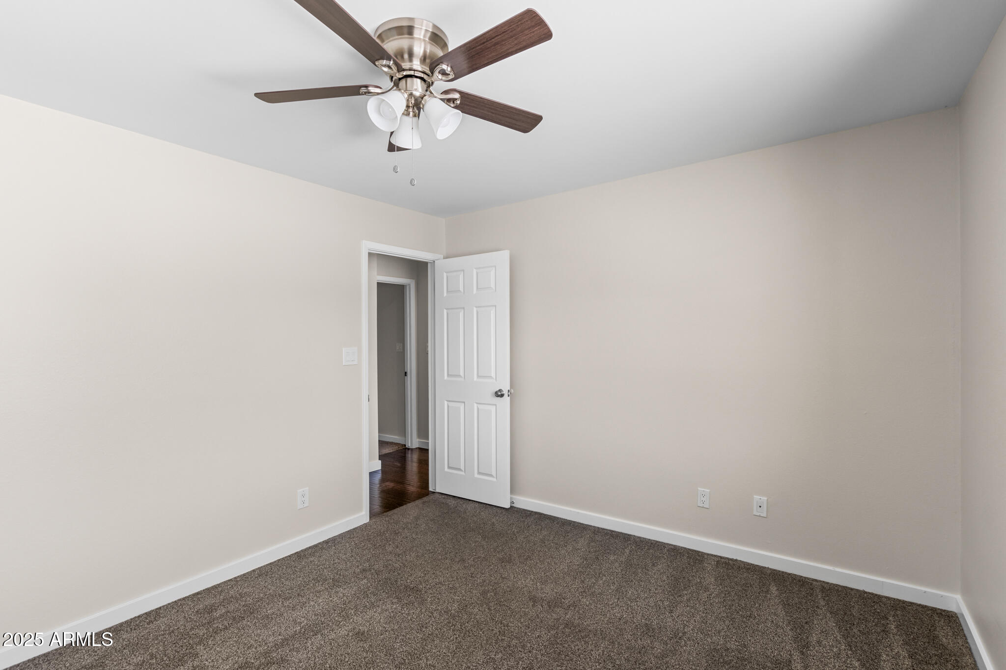 1911 E LAWRENCE Road