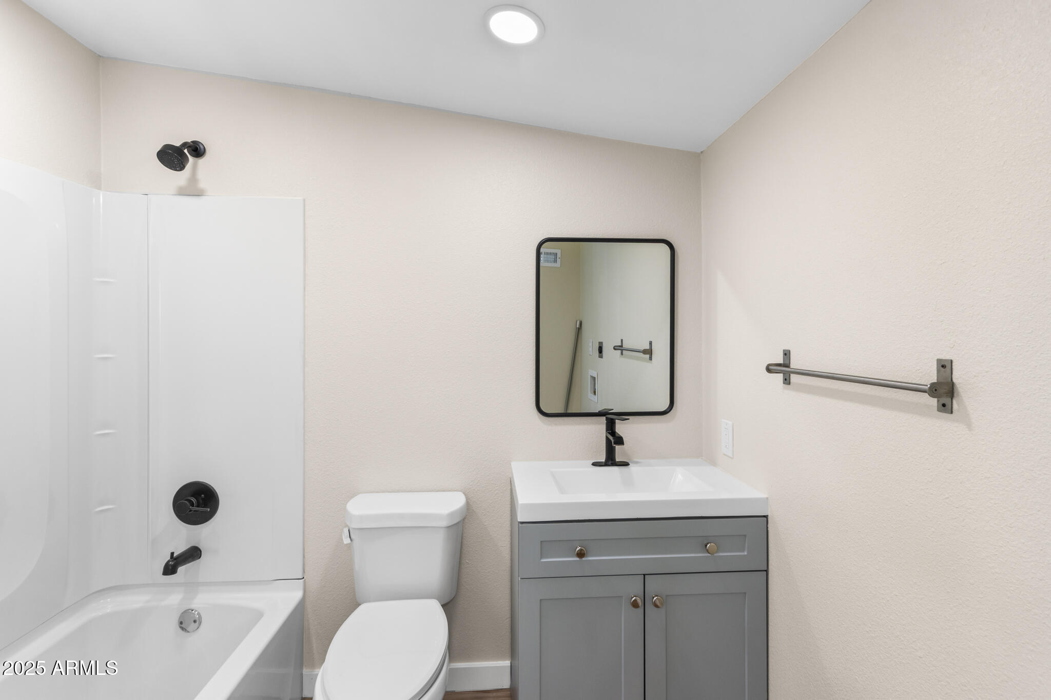 1911 E LAWRENCE Road