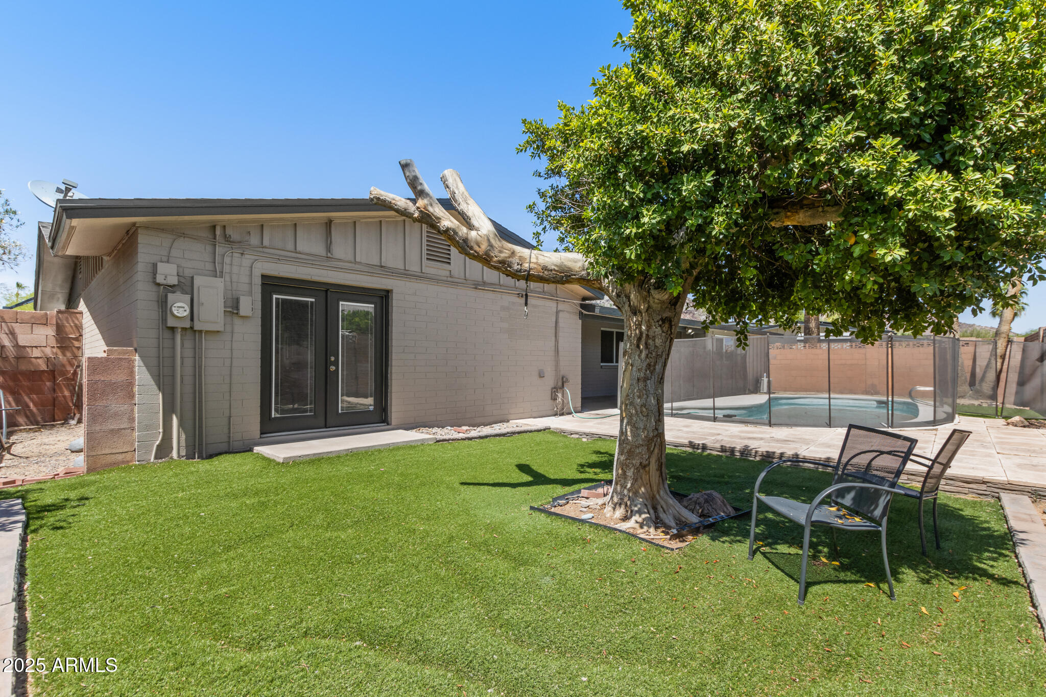 1911 E LAWRENCE Road