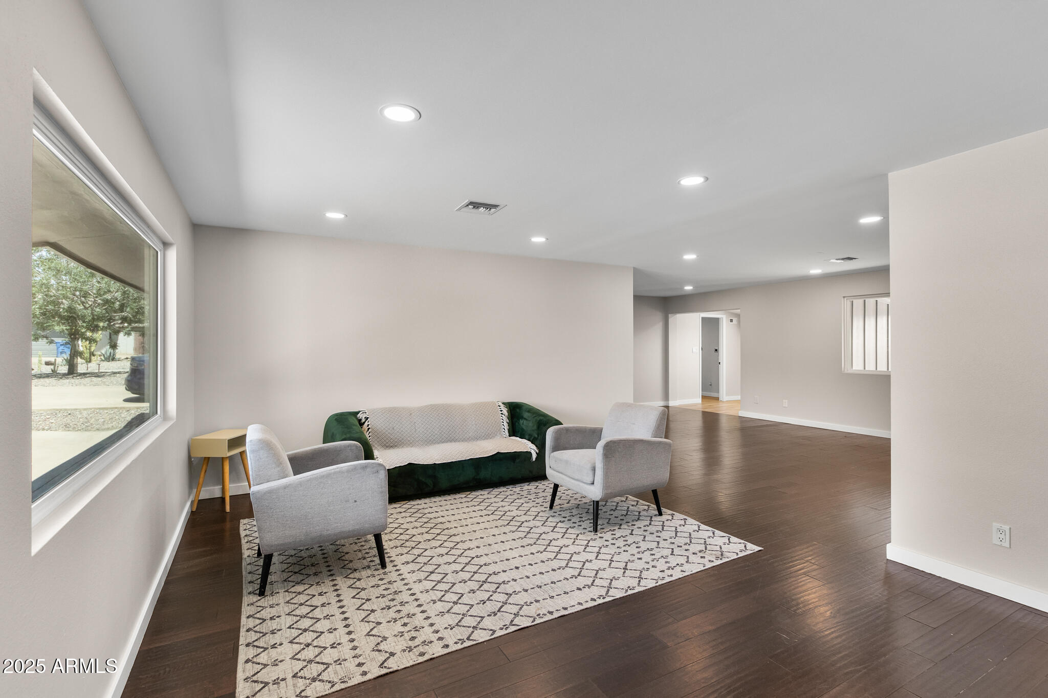 1911 E LAWRENCE Road