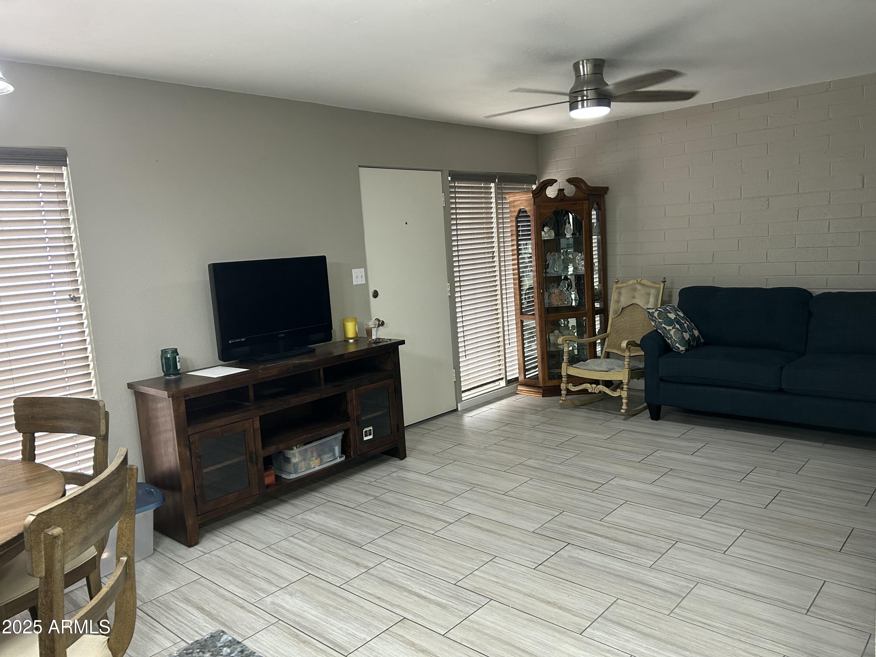 1734 W TUCKEY Lane, 14