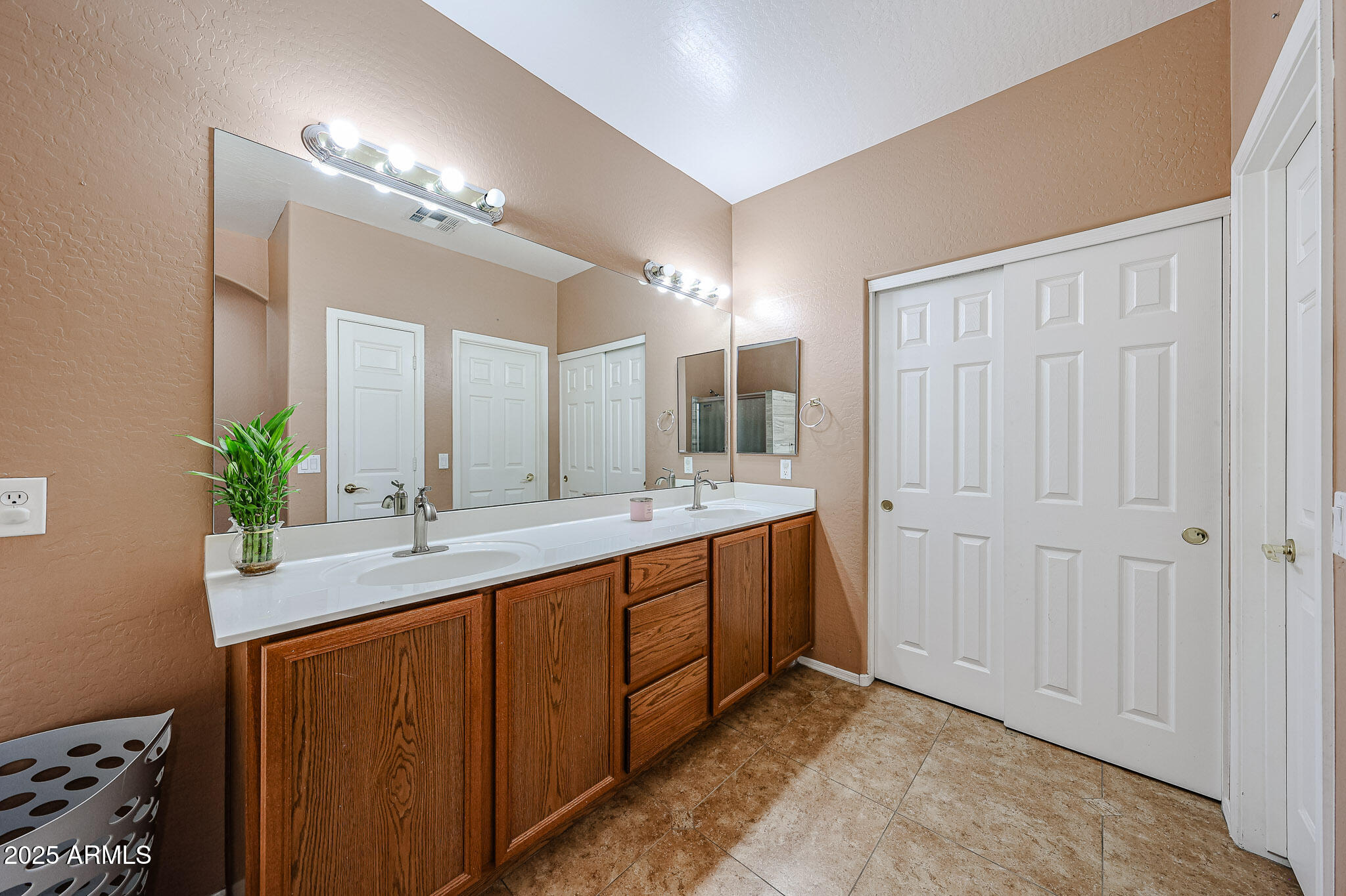 10414 W WINDSOR Avenue