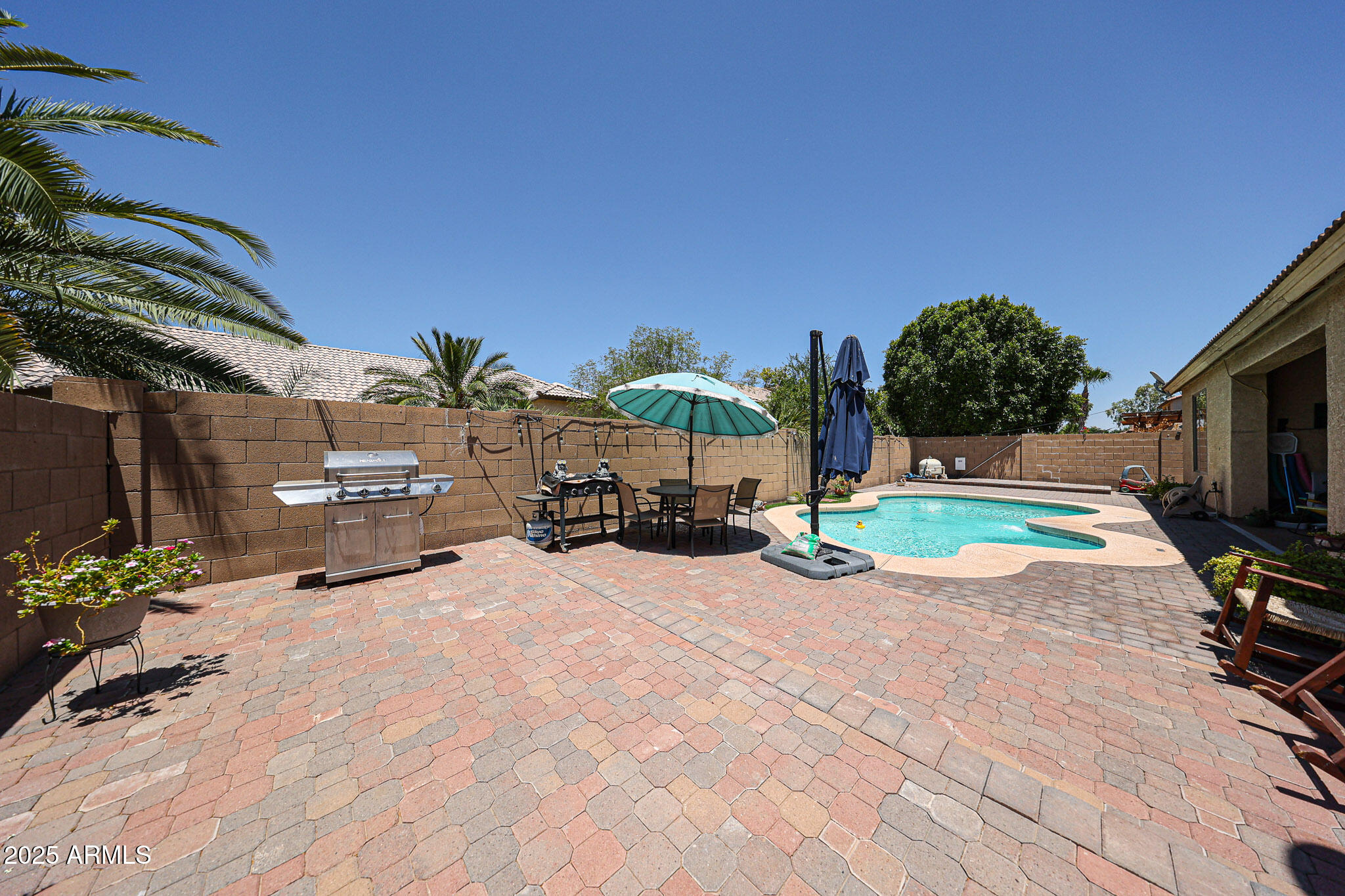 10414 W WINDSOR Avenue