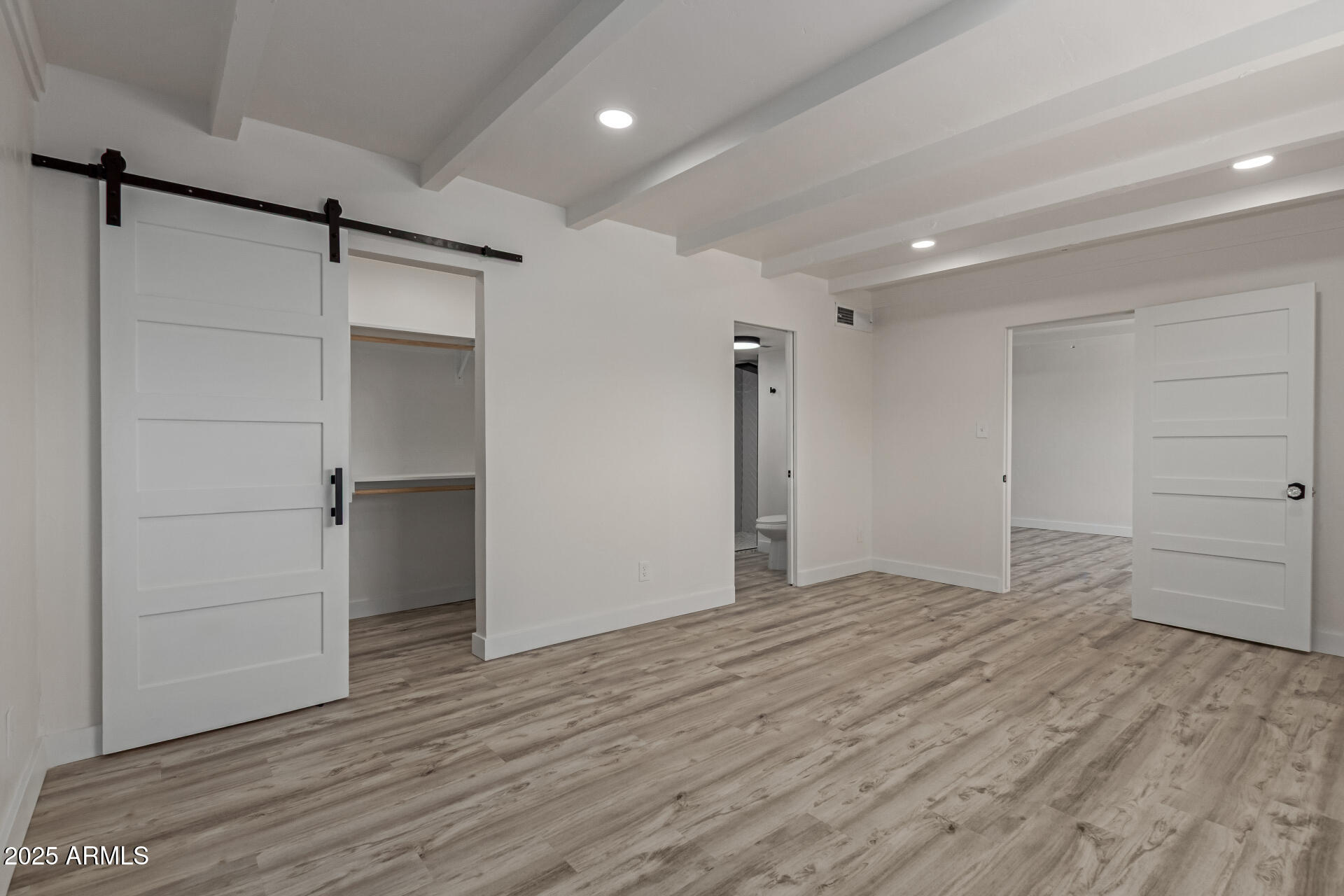 2139 W WHITTON Avenue