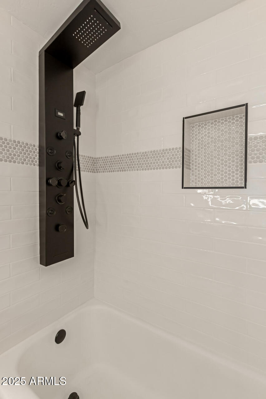 2139 W WHITTON Avenue