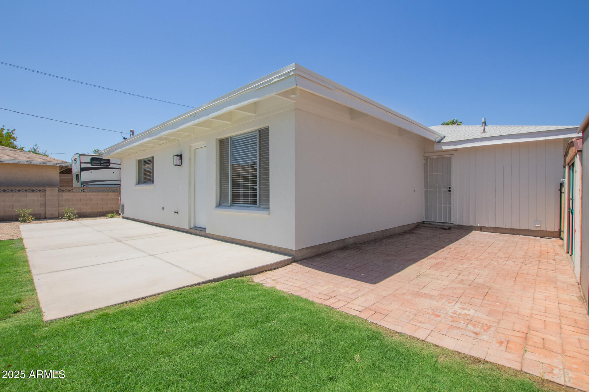 2139 W WHITTON Avenue