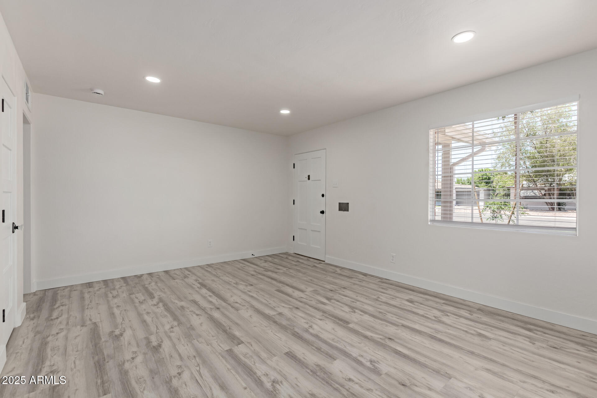 2139 W WHITTON Avenue