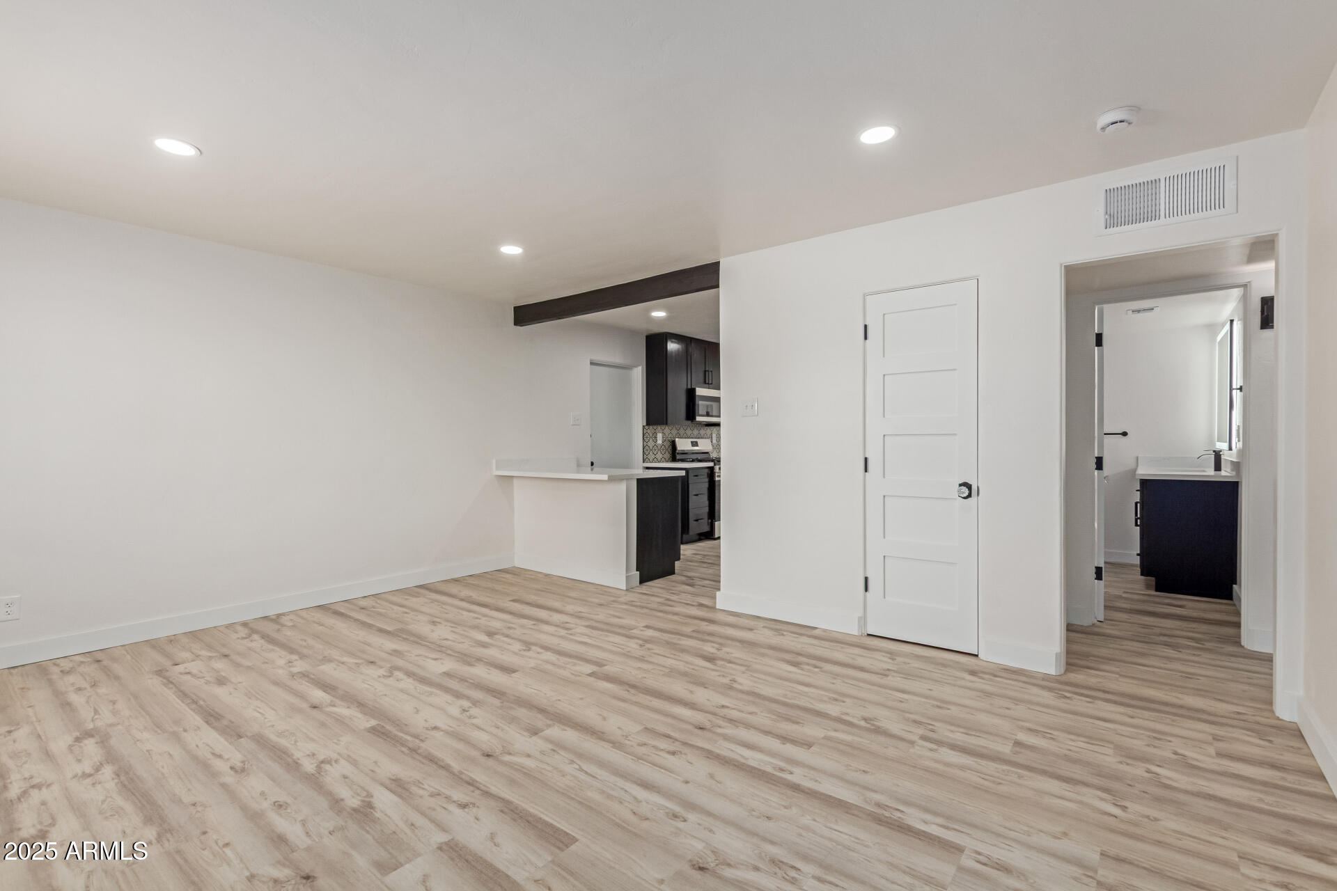 2139 W WHITTON Avenue