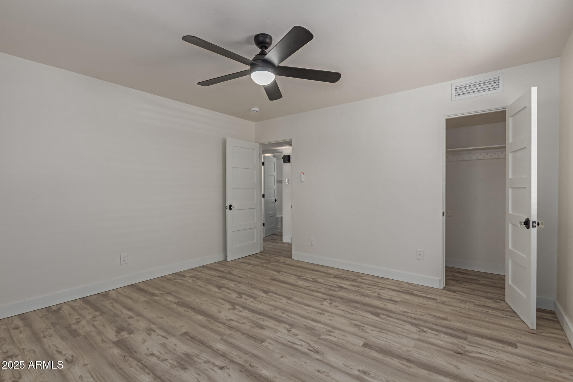 2139 W WHITTON Avenue