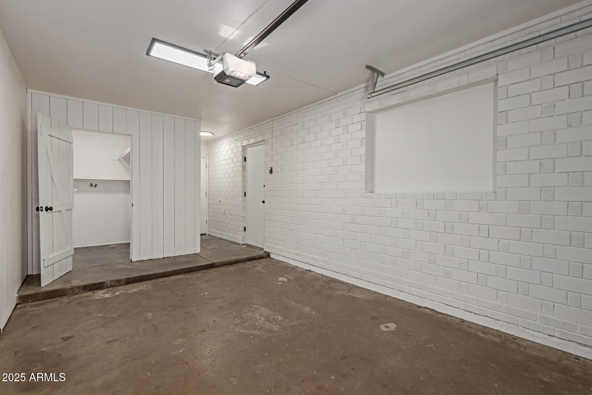 2139 W WHITTON Avenue