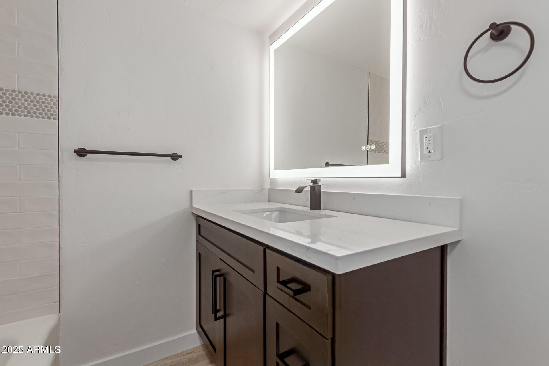 2139 W WHITTON Avenue