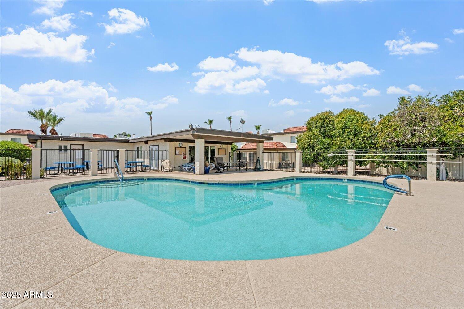 1916 W Morningside Drive, 97