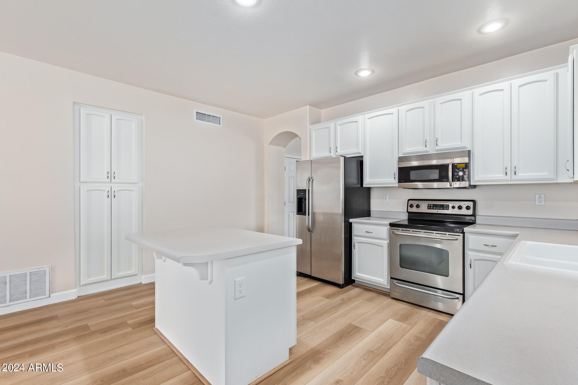 6215 W NAVAJO Drive