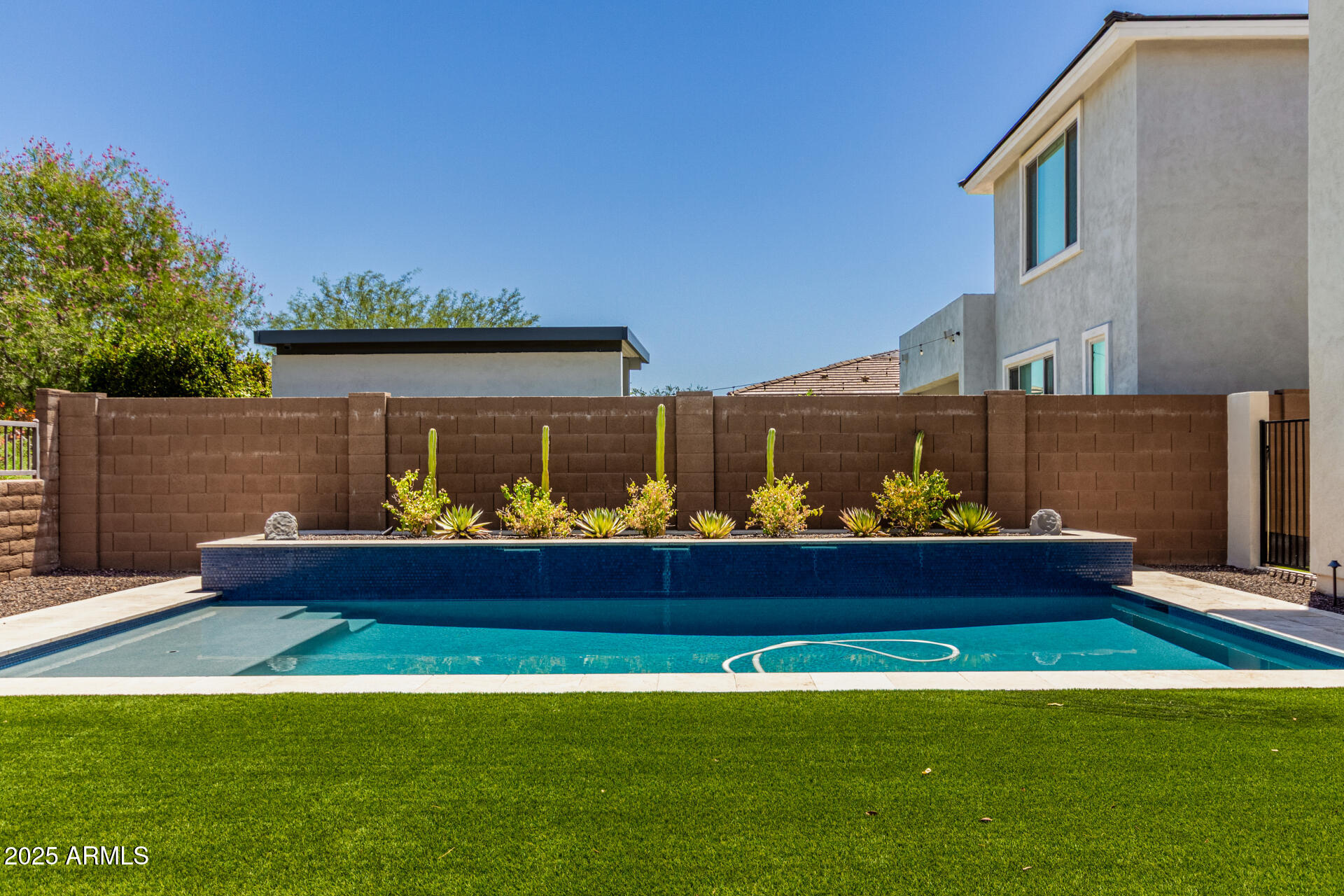 3428 E LOUISE Drive
