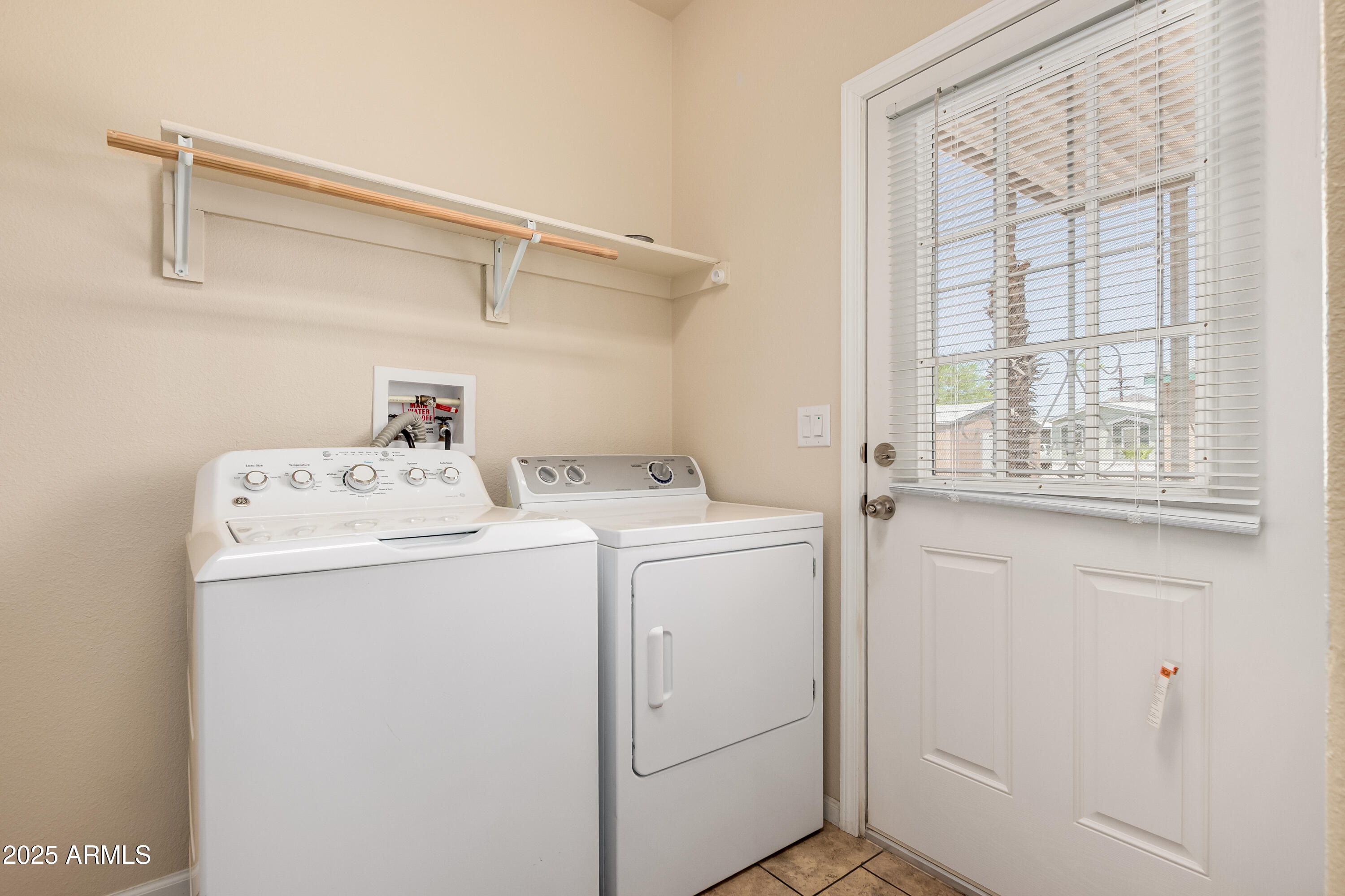 2000 S Apache Road, 78