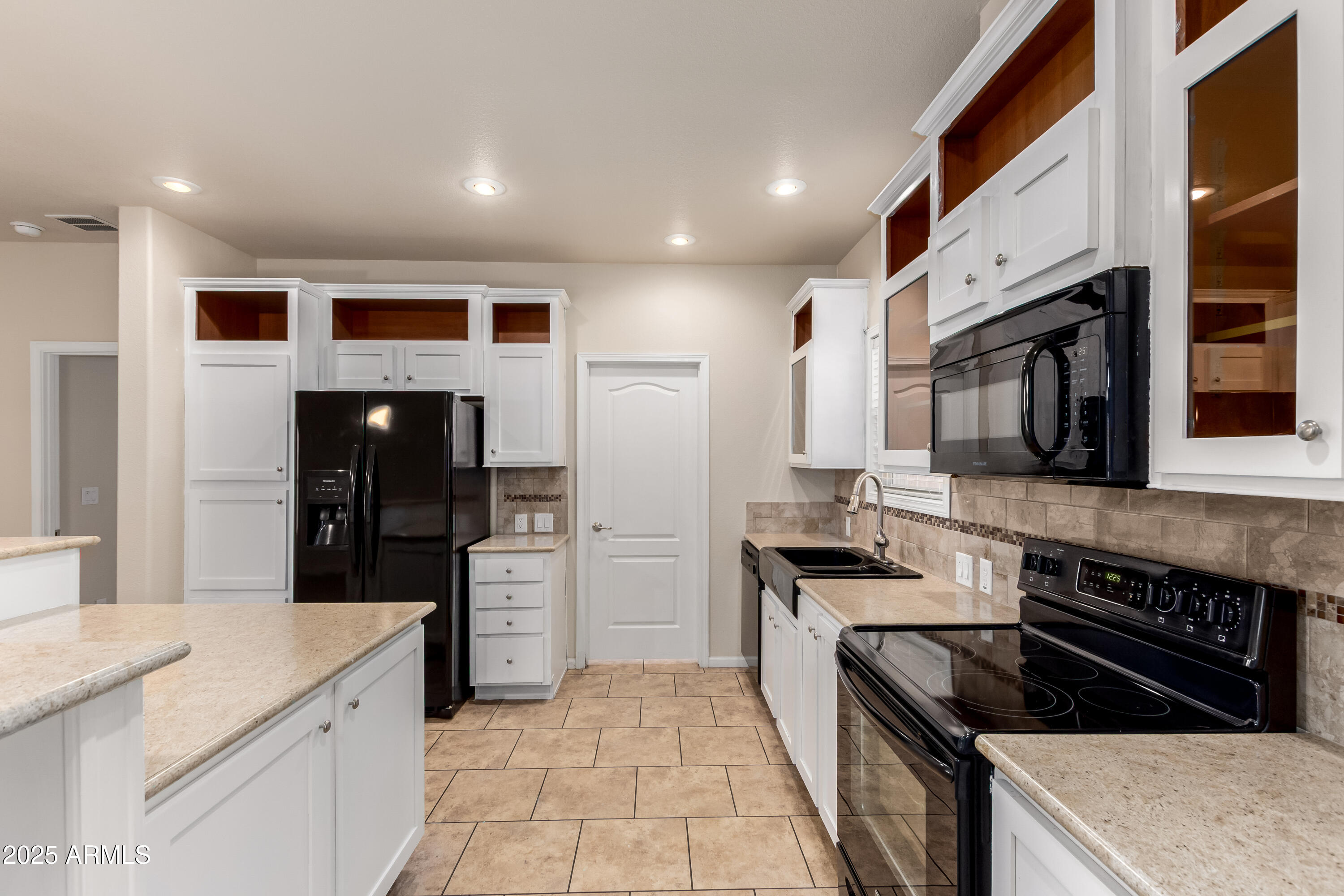 2000 S Apache Road, 78