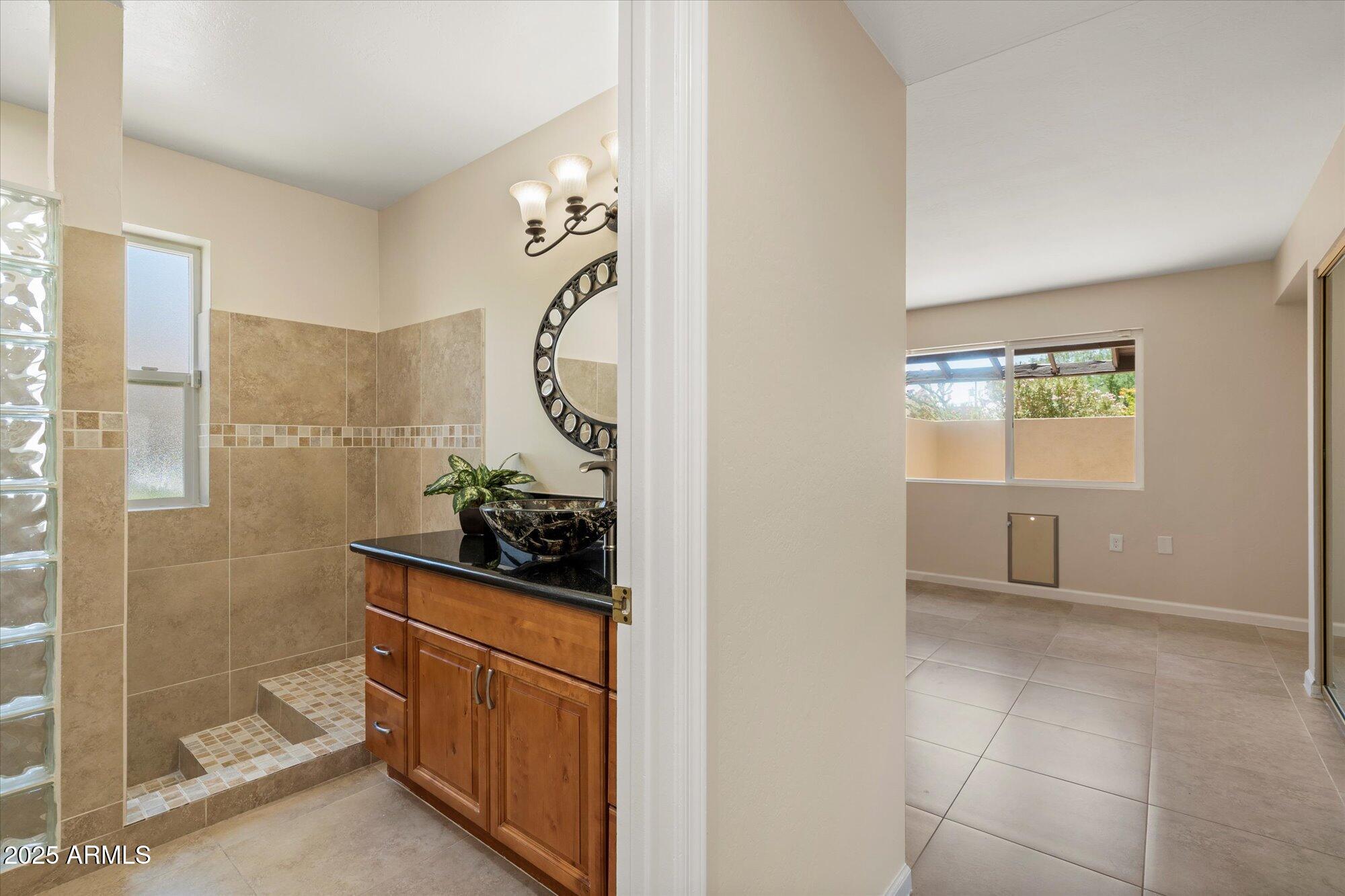 719 E ORANGEWOOD Avenue