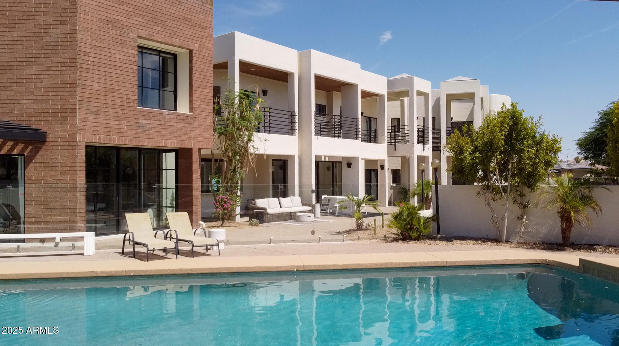 3305 E CHEROKEE Street