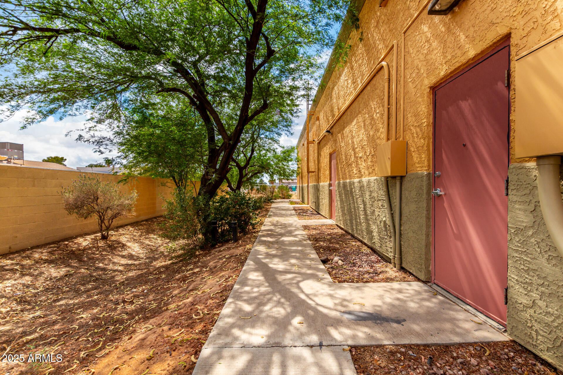 201 E COTTONWOOD Lane