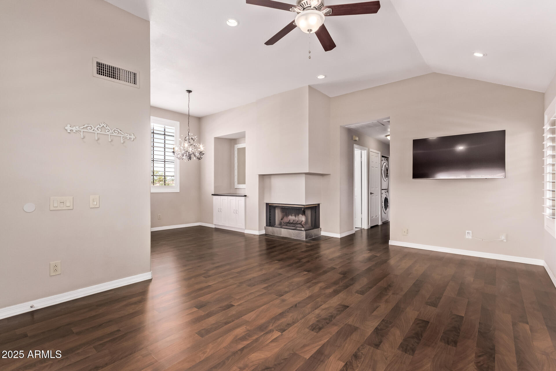 10015 E MOUNTAIN VIEW Road, 2034