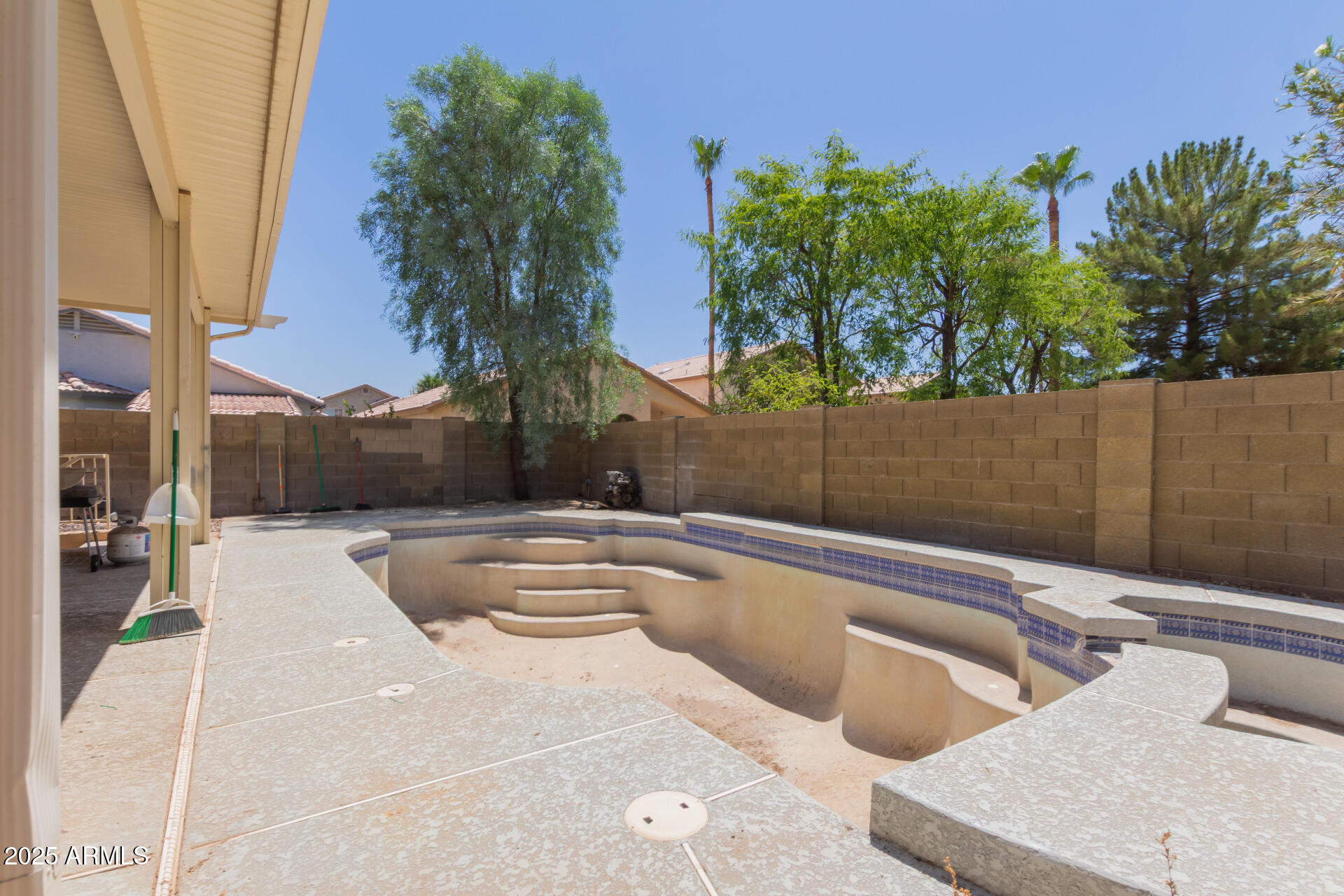 1022 N BLACKBIRD Drive