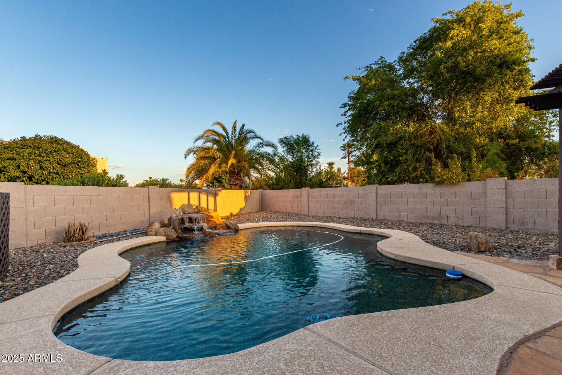 9527 E LAWNDALE Place