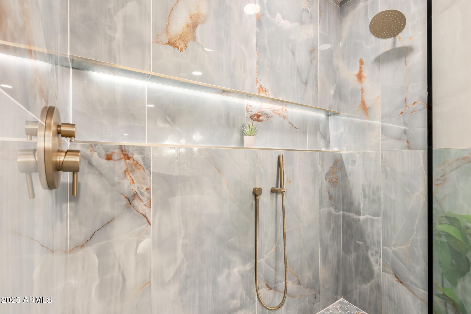 9527 E LAWNDALE Place