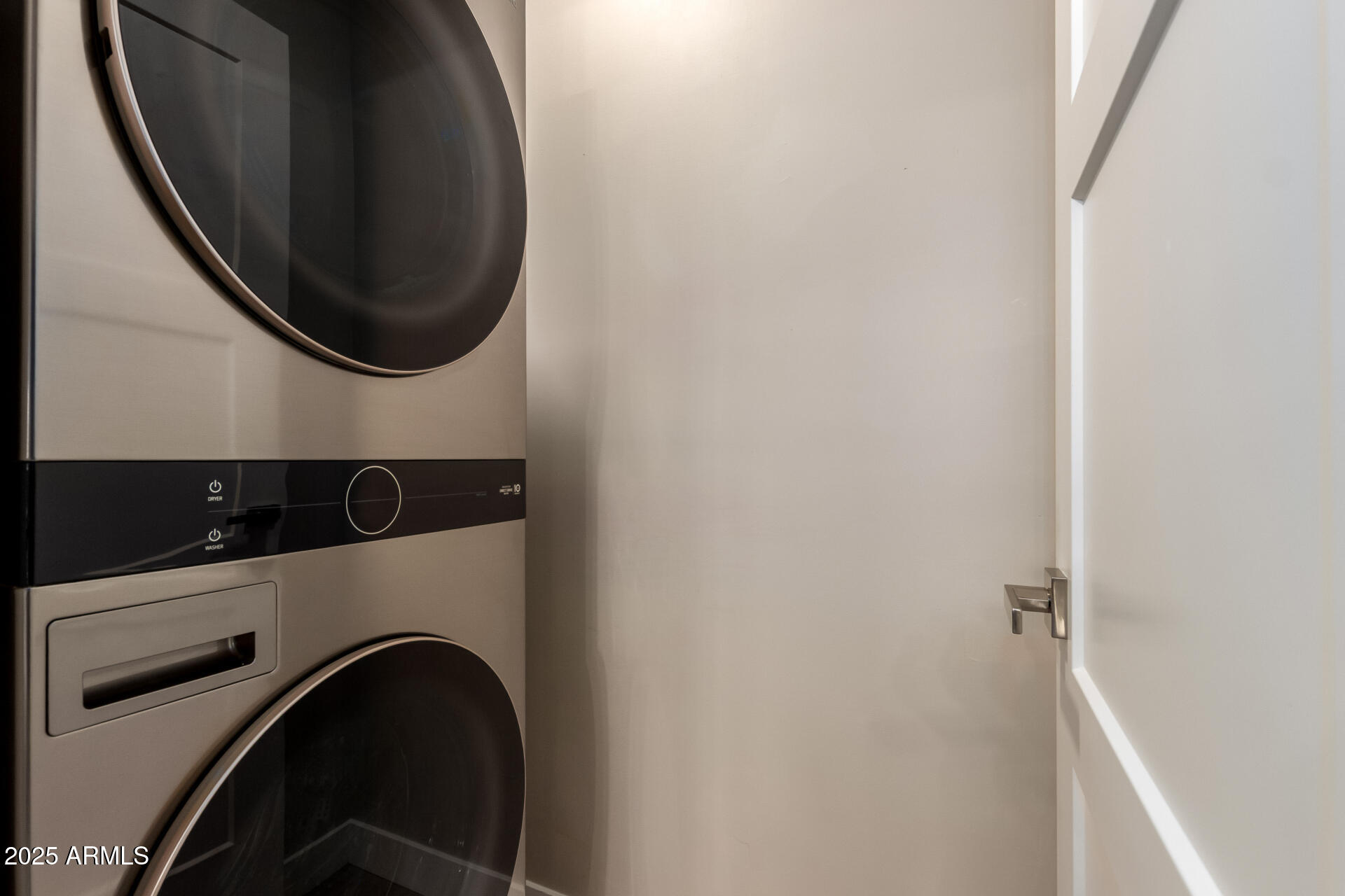 9527 E LAWNDALE Place