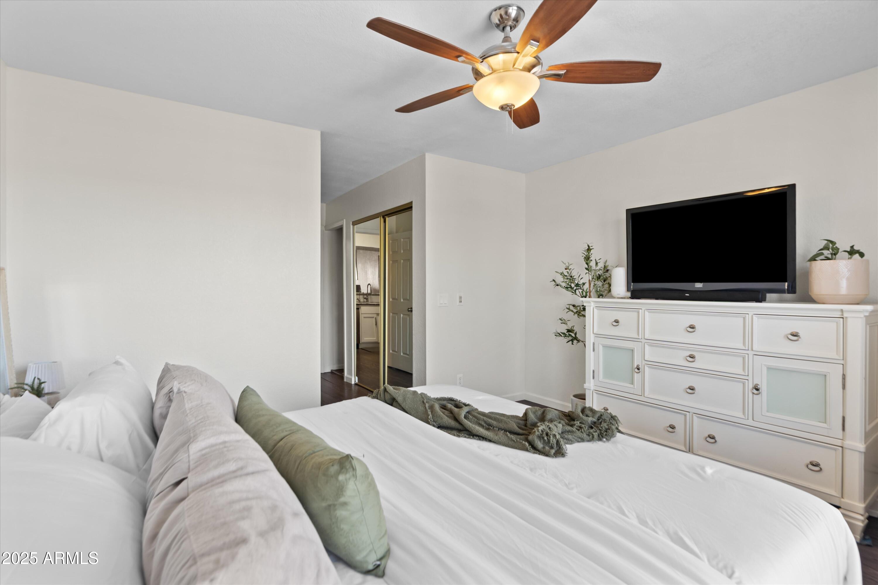 2333 E Southern Avenue, 2067