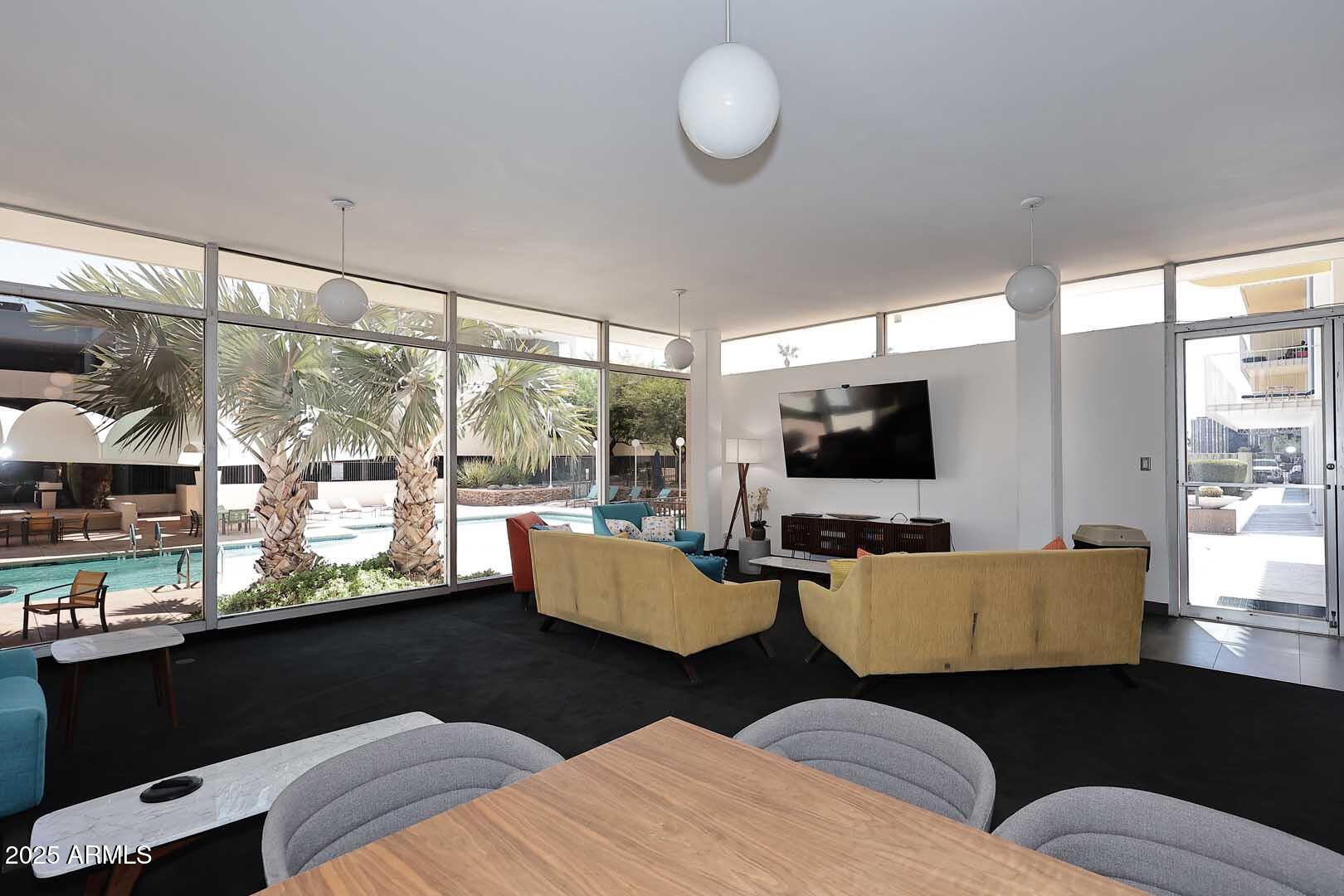 207 W CLARENDON Avenue, 2A