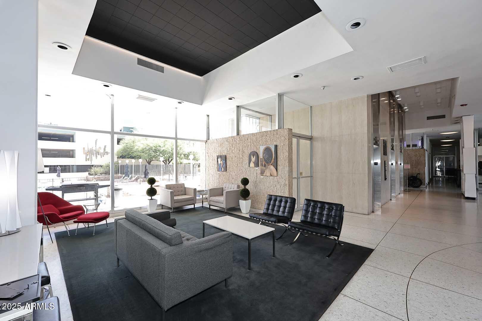 207 W CLARENDON Avenue, 2A