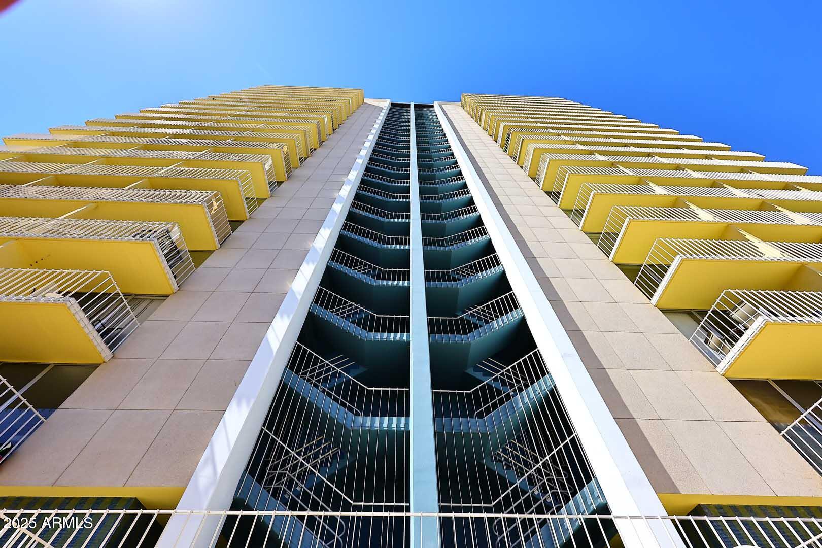 207 W CLARENDON Avenue, 2A