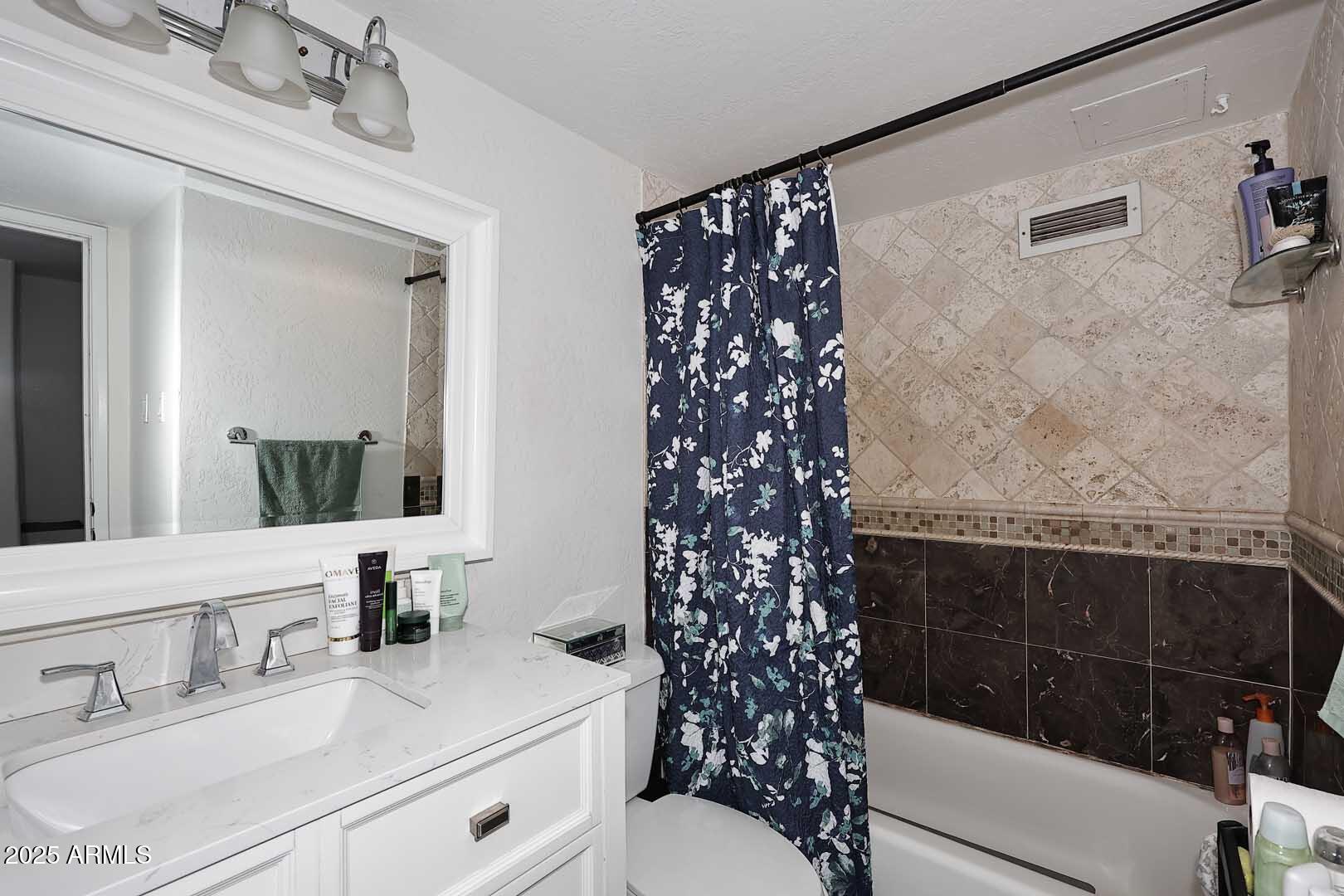 207 W CLARENDON Avenue, 2A