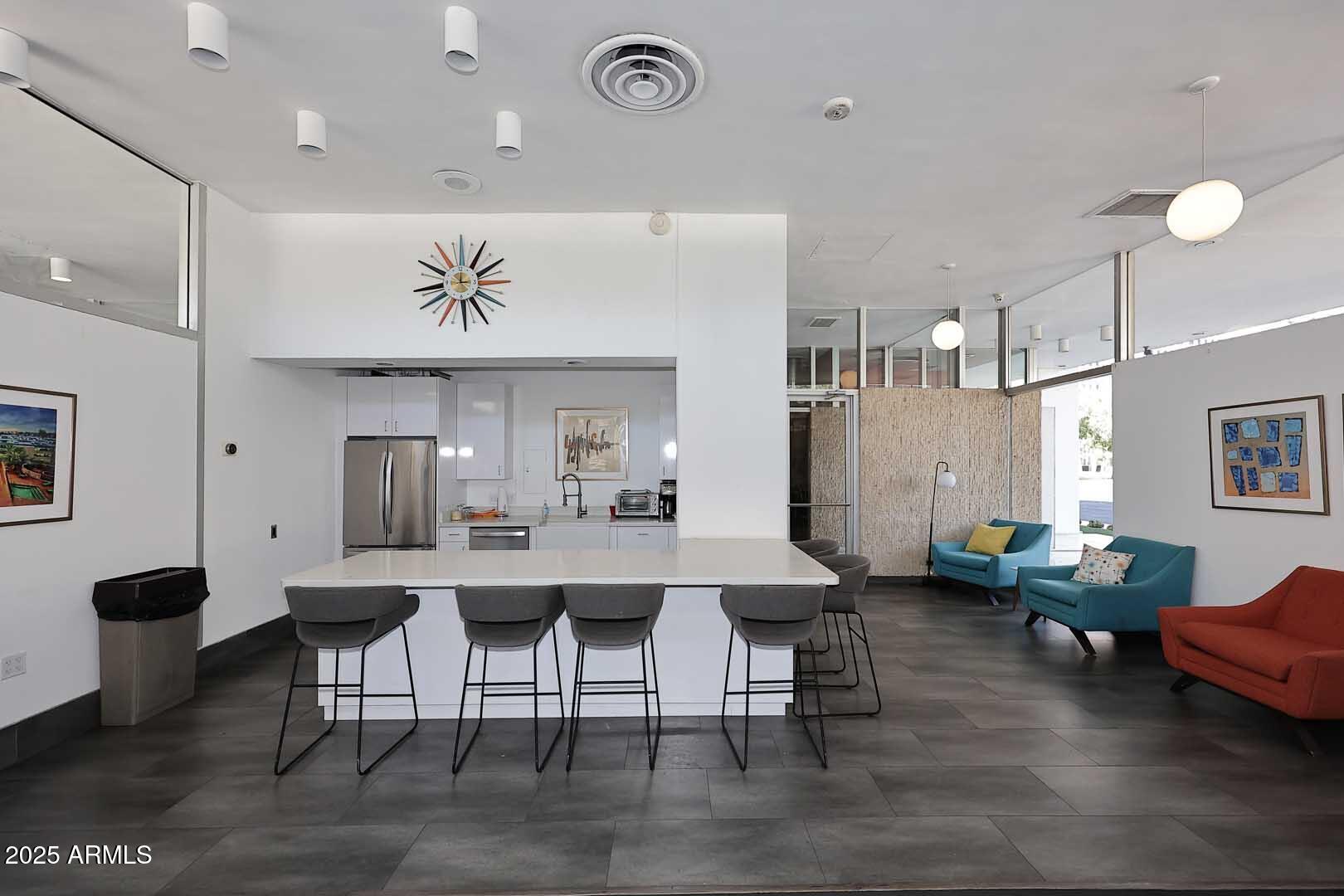 207 W CLARENDON Avenue, 2A