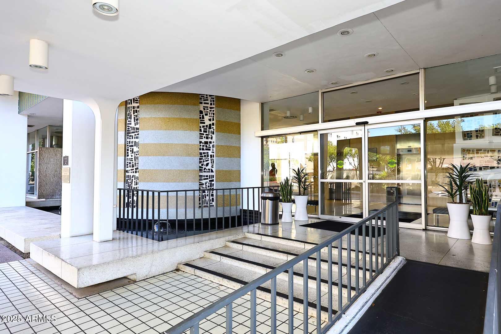 207 W CLARENDON Avenue, 2A