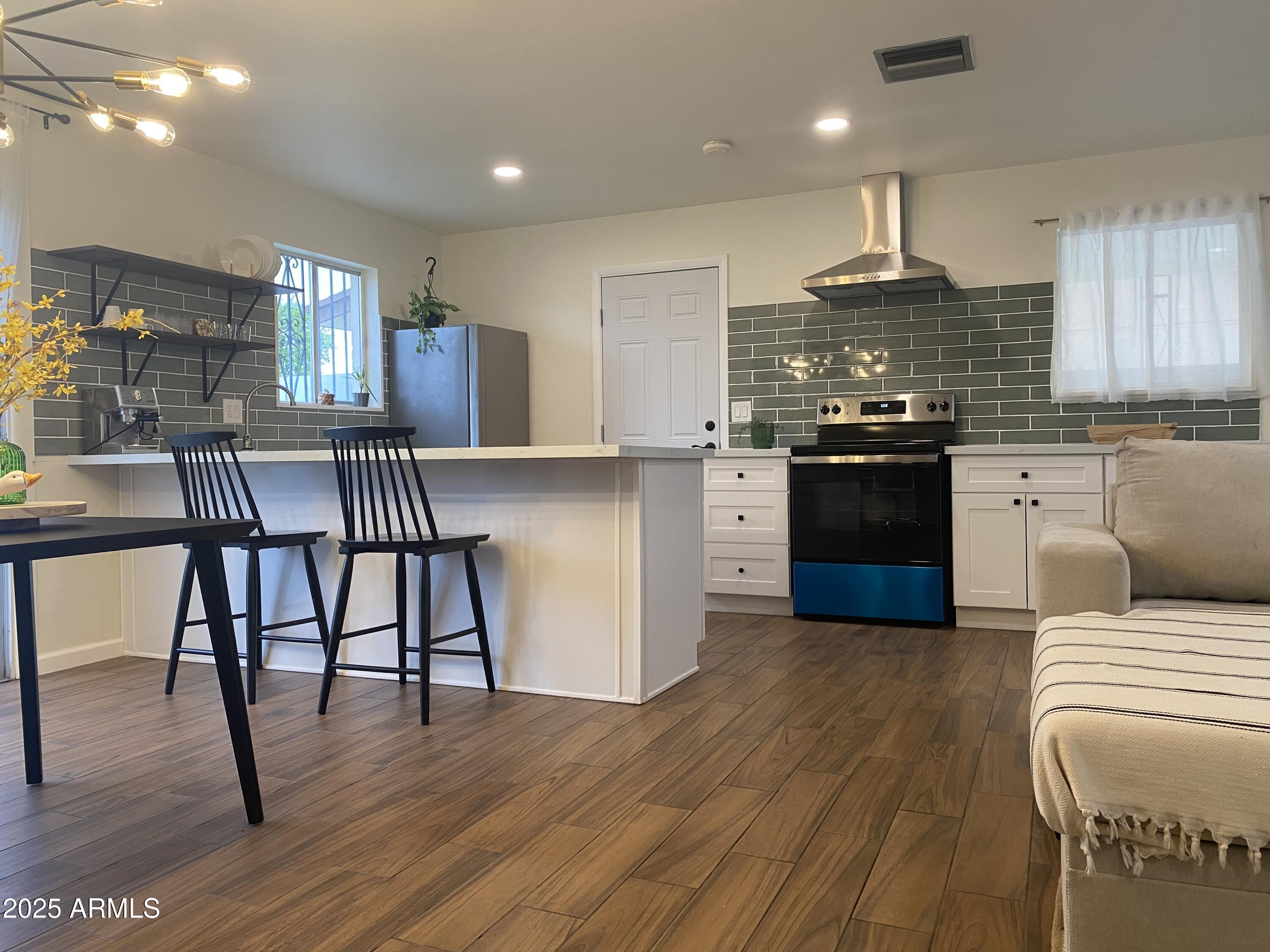 1956 E PALMCROFT Drive