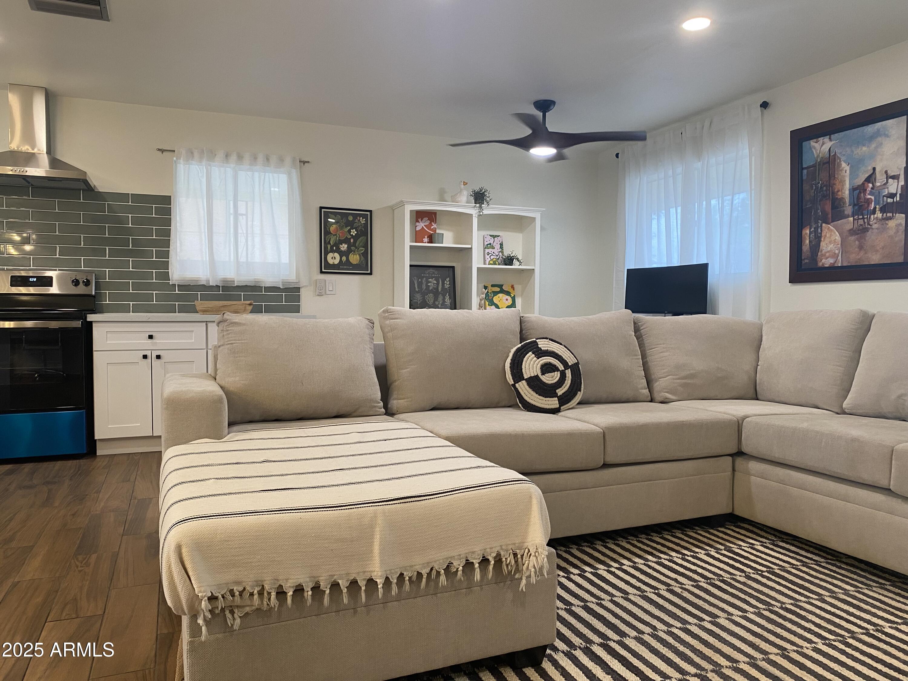 1956 E PALMCROFT Drive