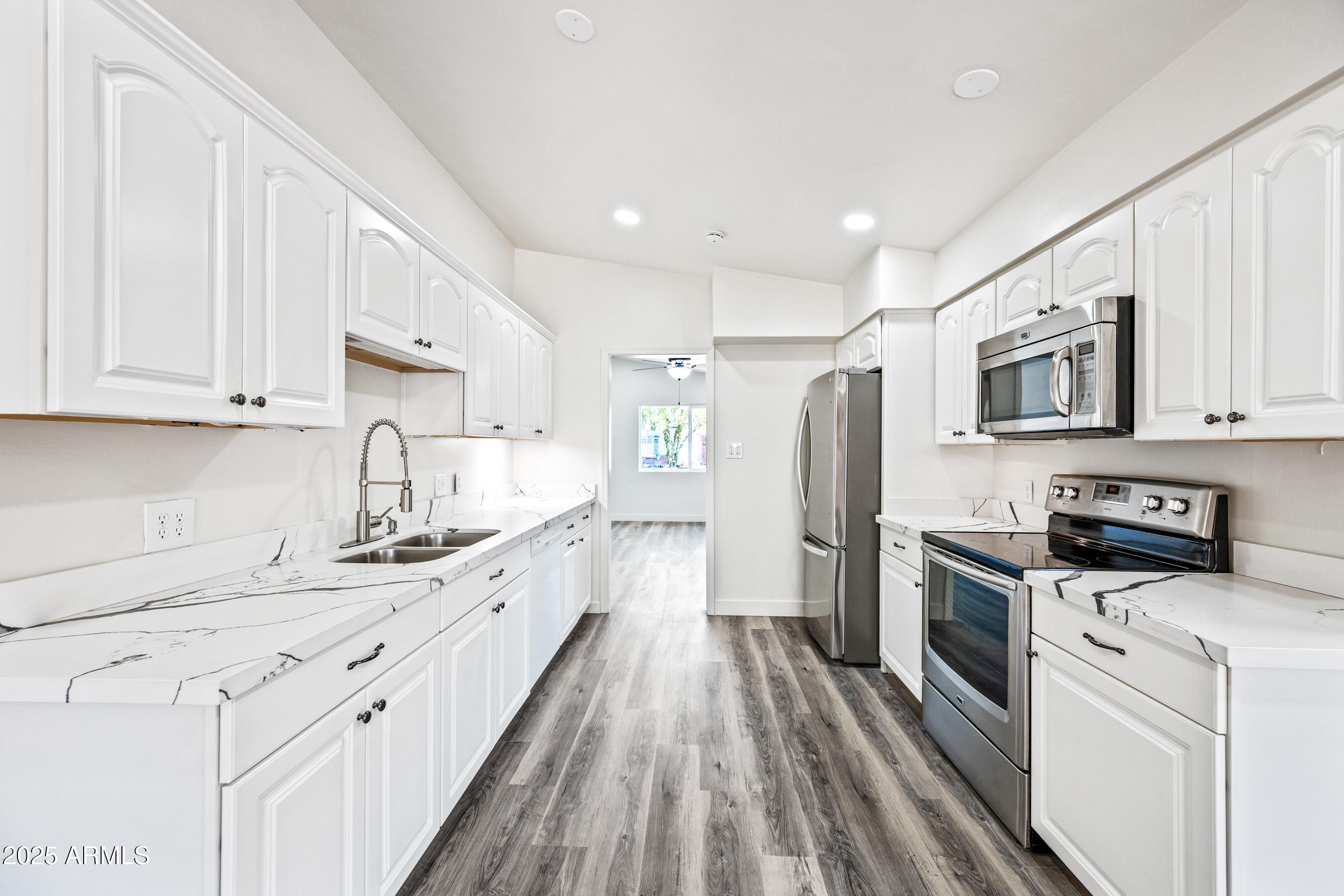 2035 W CLAREMONT Street