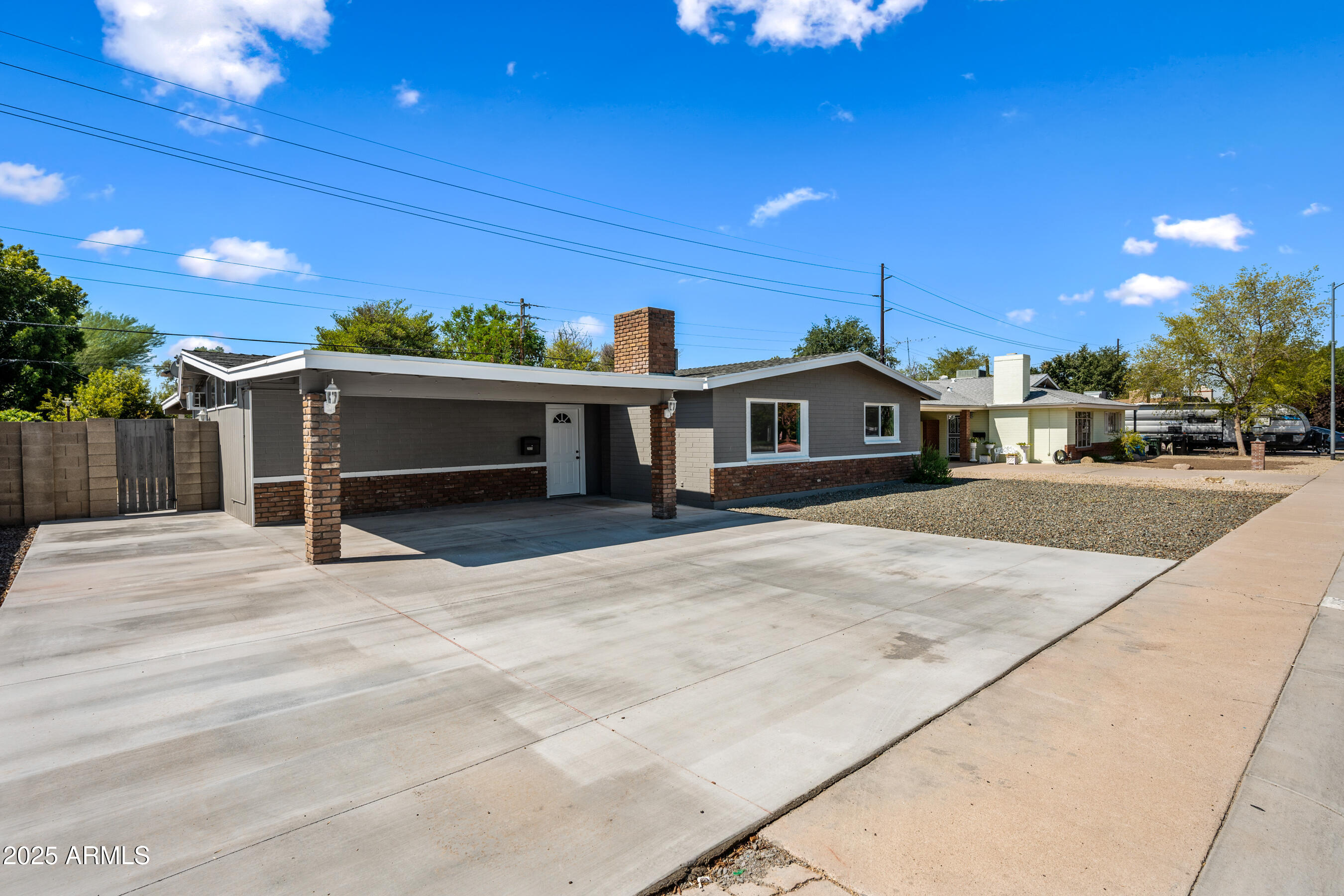 2035 W CLAREMONT Street