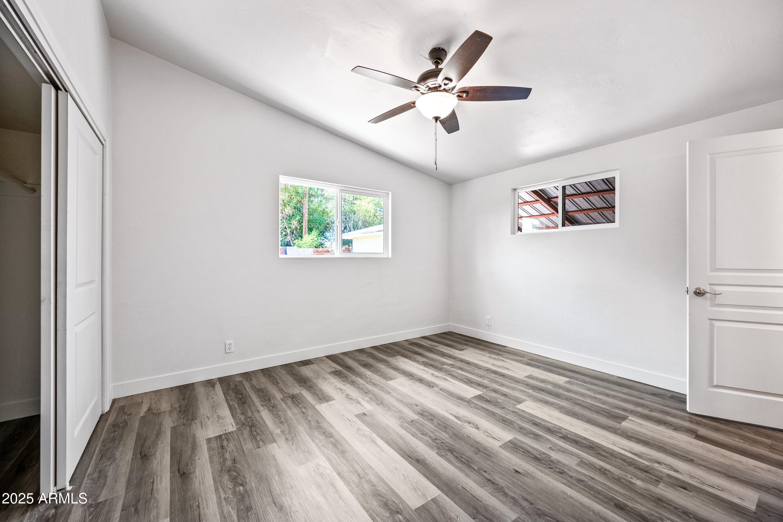 2035 W CLAREMONT Street